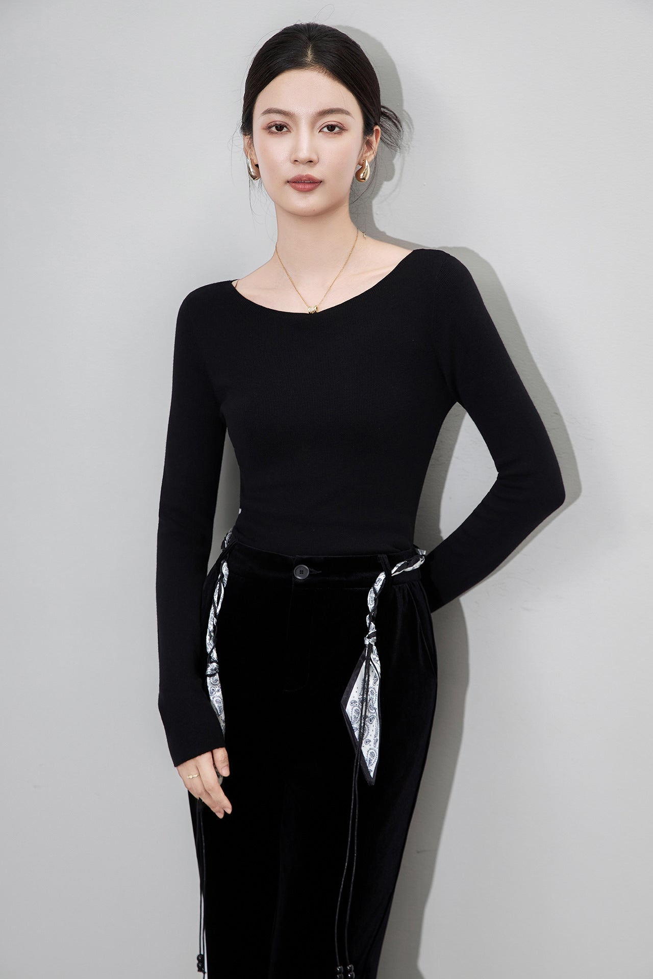 New Autumn and Winter Style Texture Slim Fit Inner Women's Round Neck Layered Base Sweater To Make You Look Slim and Gray