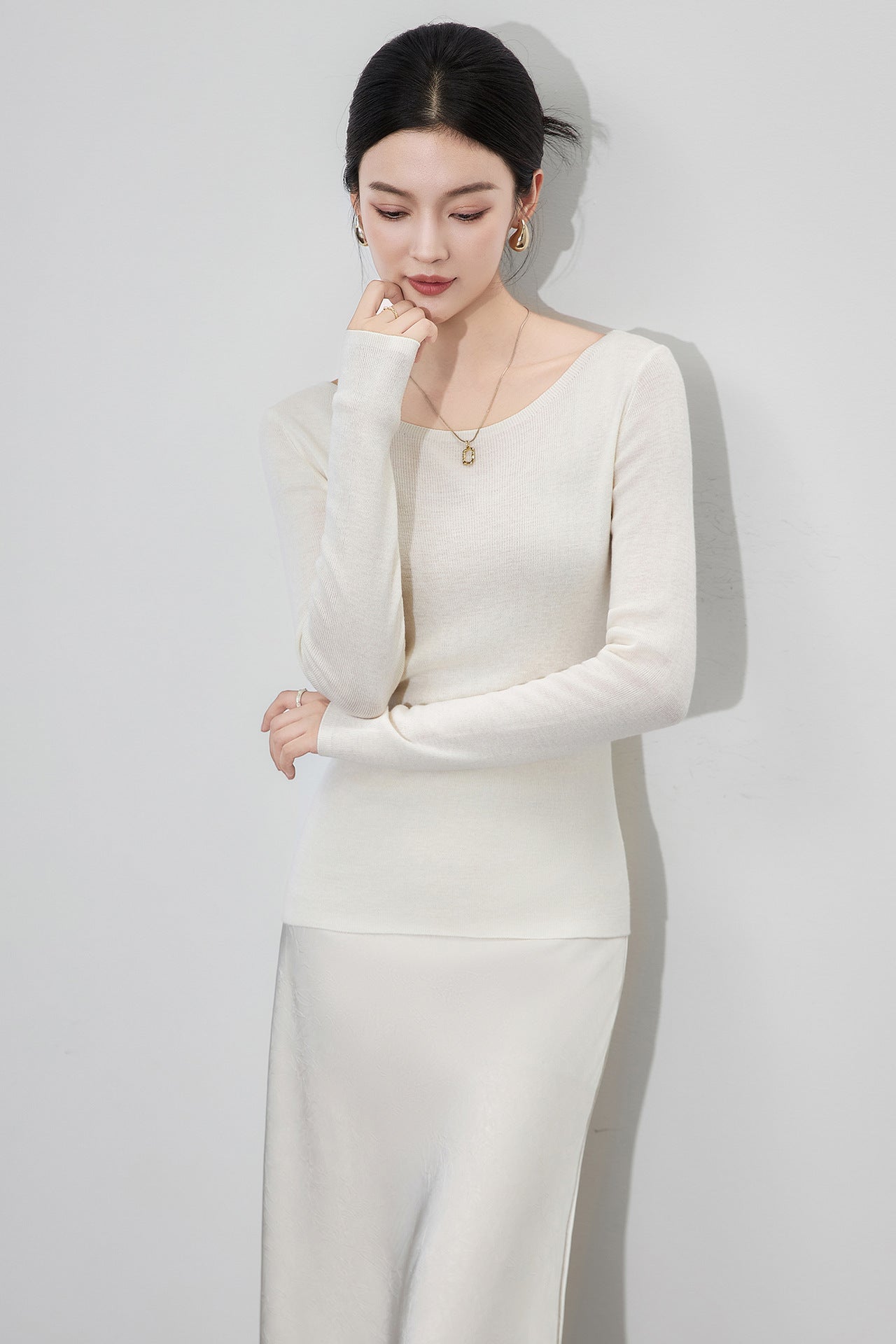 New Autumn and Winter Style Texture Slim Fit Inner Women's Round Neck Layered Base Sweater To Make You Look Slim and Gray