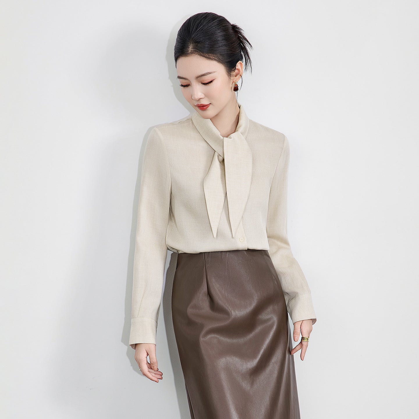 Women's Long Sleeve Shirt with Pearl Sash And Butterfly Knot for Commuting Fashionable New Autumn Collection