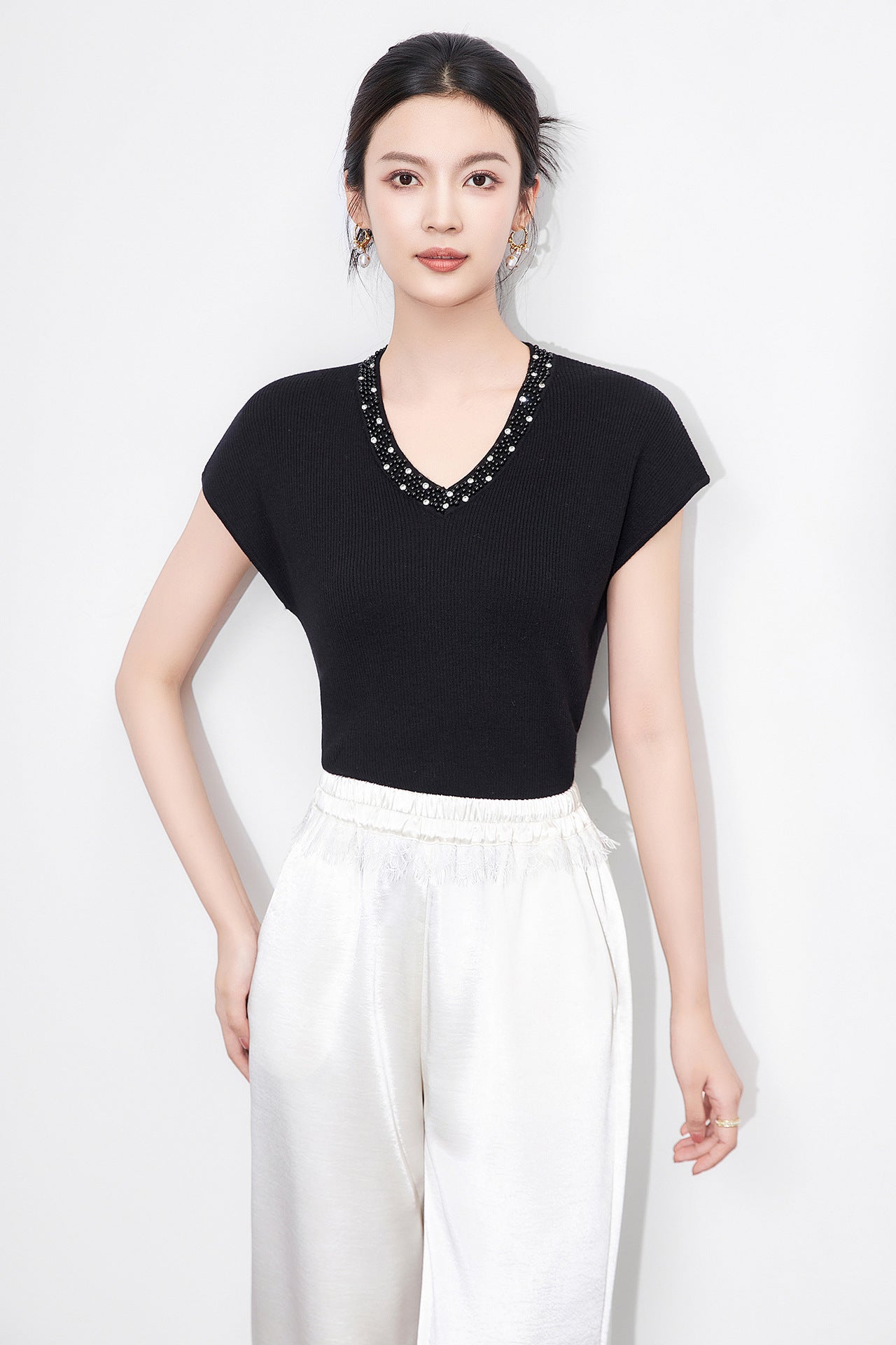 Early Autumn Wool Blend Knitted Sweater V-Neck Women's Design Sense Commute Pearl Button Hole Knitwear French Style Elegant